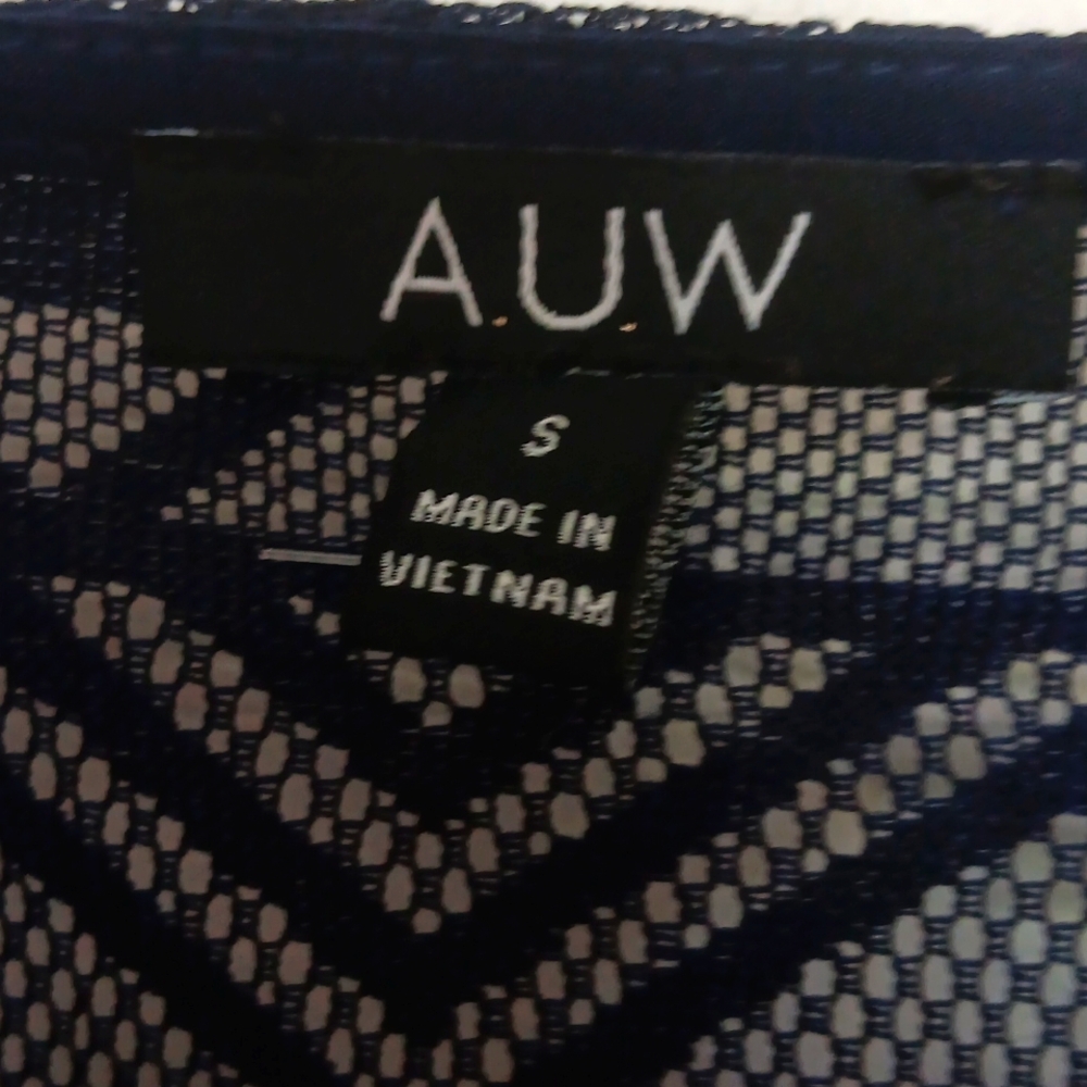 Small cold shoulder navy top. EUC. - Picture 3 of 8